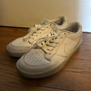 White Nike SB Sneakers